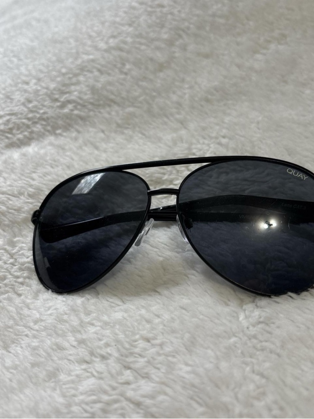 Quay Australia Vivienne 126 Aviator Sunglasses Black Metal Frame Plastic Lens